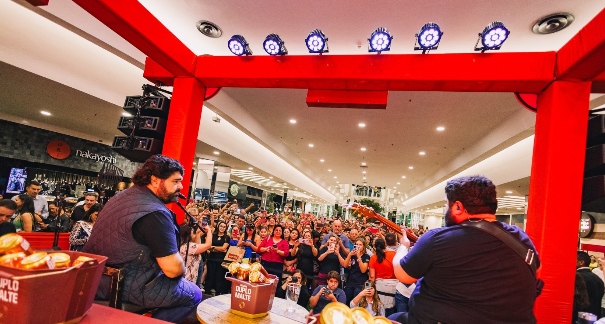 Brahma leva César Menotti e Fabiano para pocket show surpresa em esquenta para Barretos no RibeirãoShopping