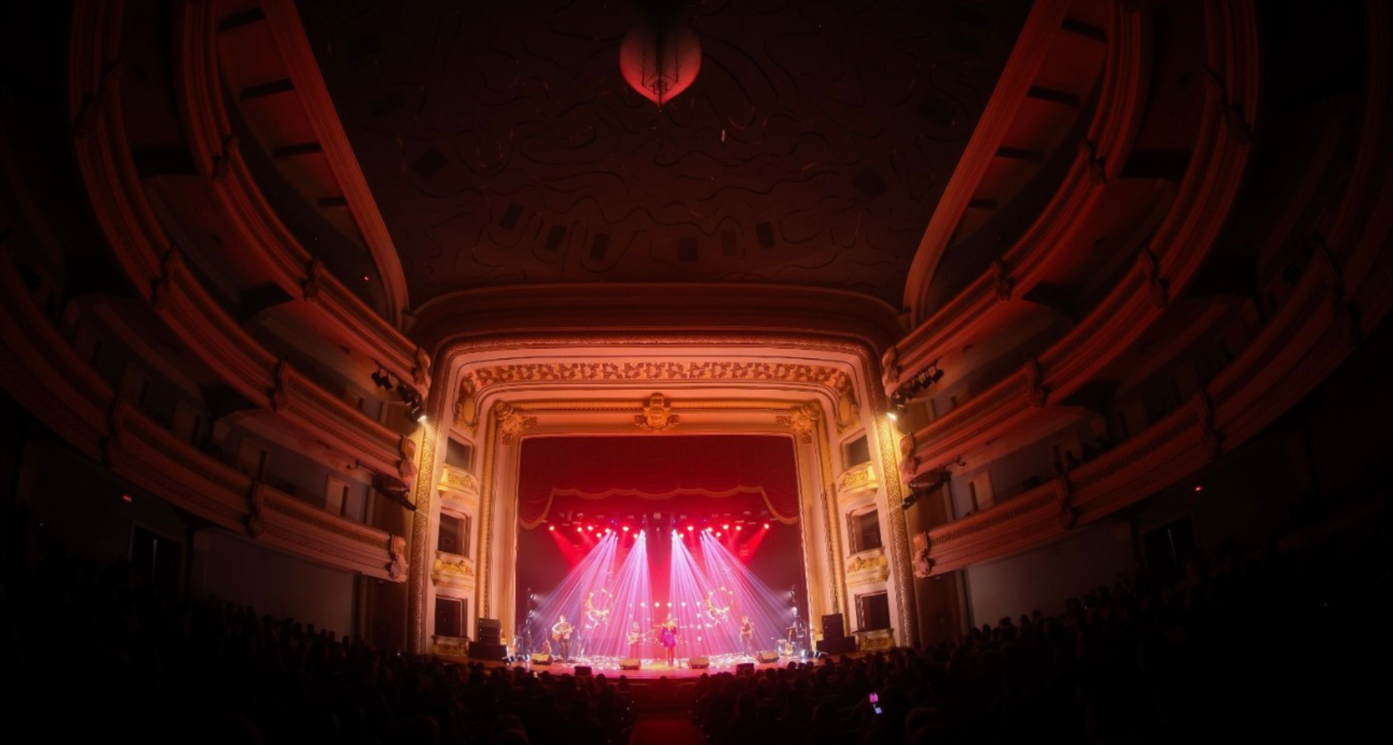 Somos Tão Jovens transforma palco do Theatro Pedro II em rádio FM dos anos 80