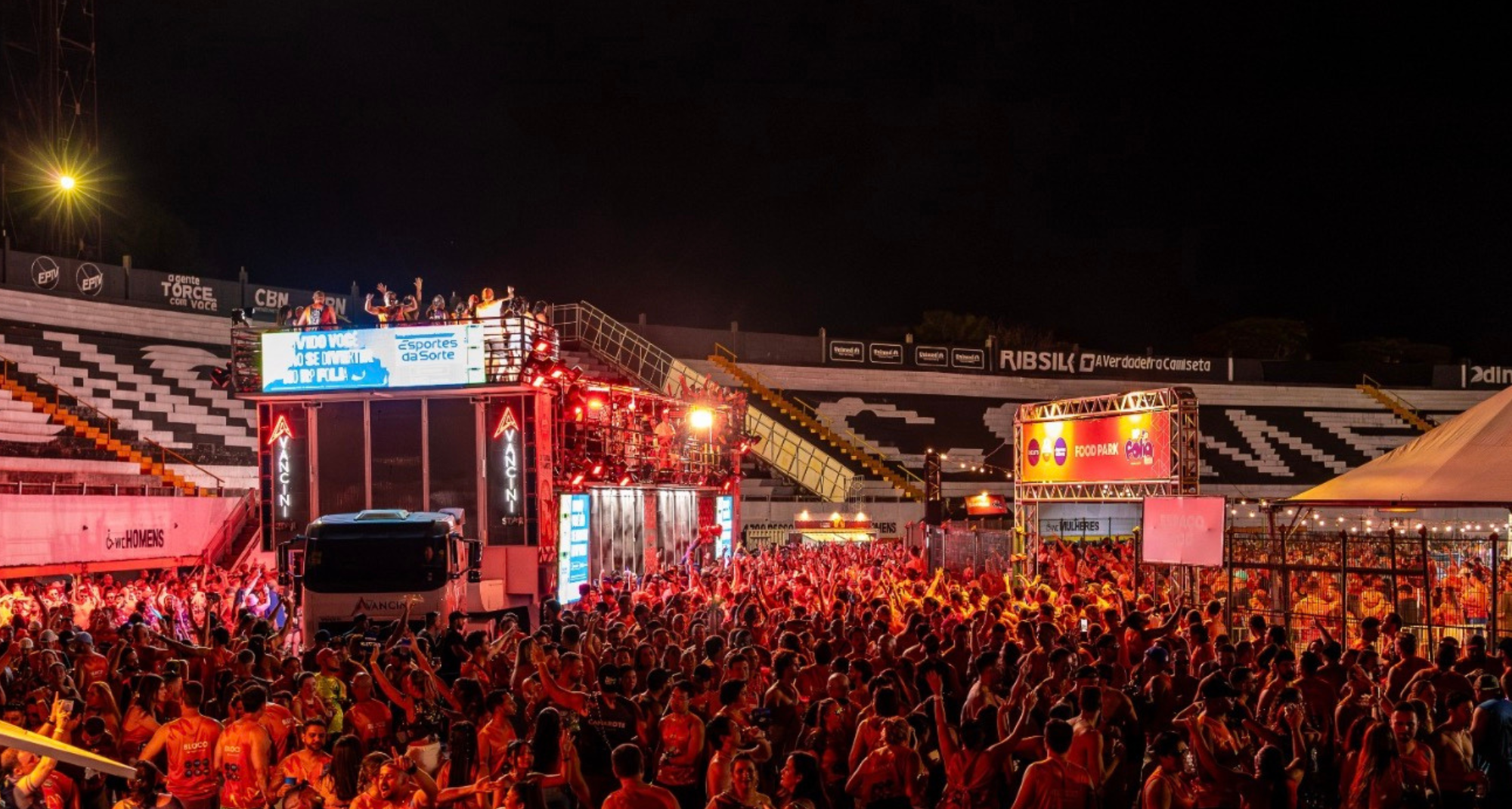 RP Folia resgata tradição de correr atrás do trio elétrico em Ribeirão Preto